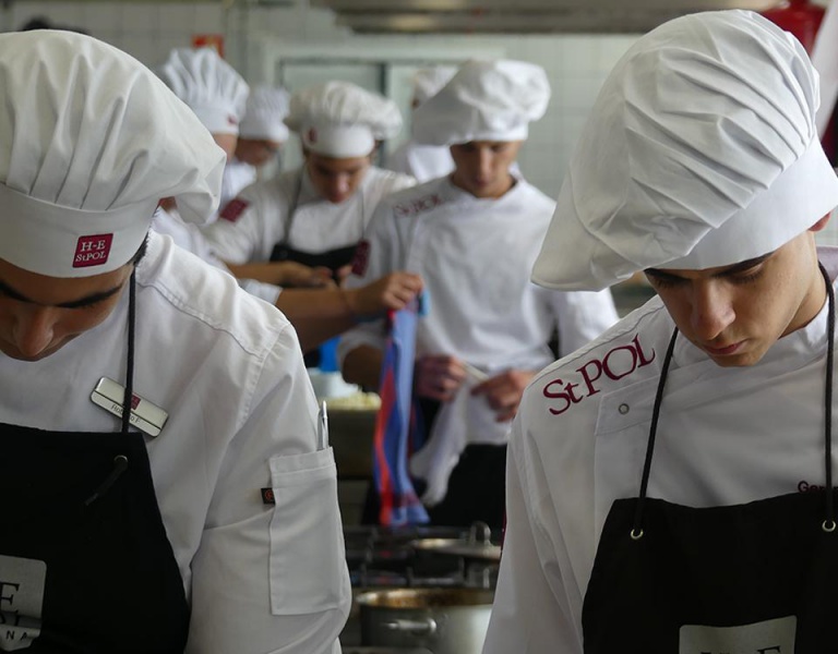 Cena solidaria en la Escola Universitària d’Hoteleria de Sant Pol