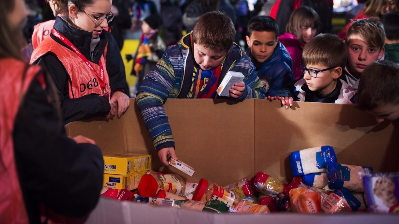 La Confederación de Peñas del Barça mantiene su compromiso con el Banc dels Aliments