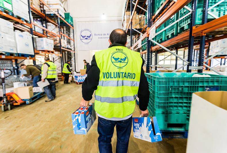 Persona fent voluntariat al magatzem